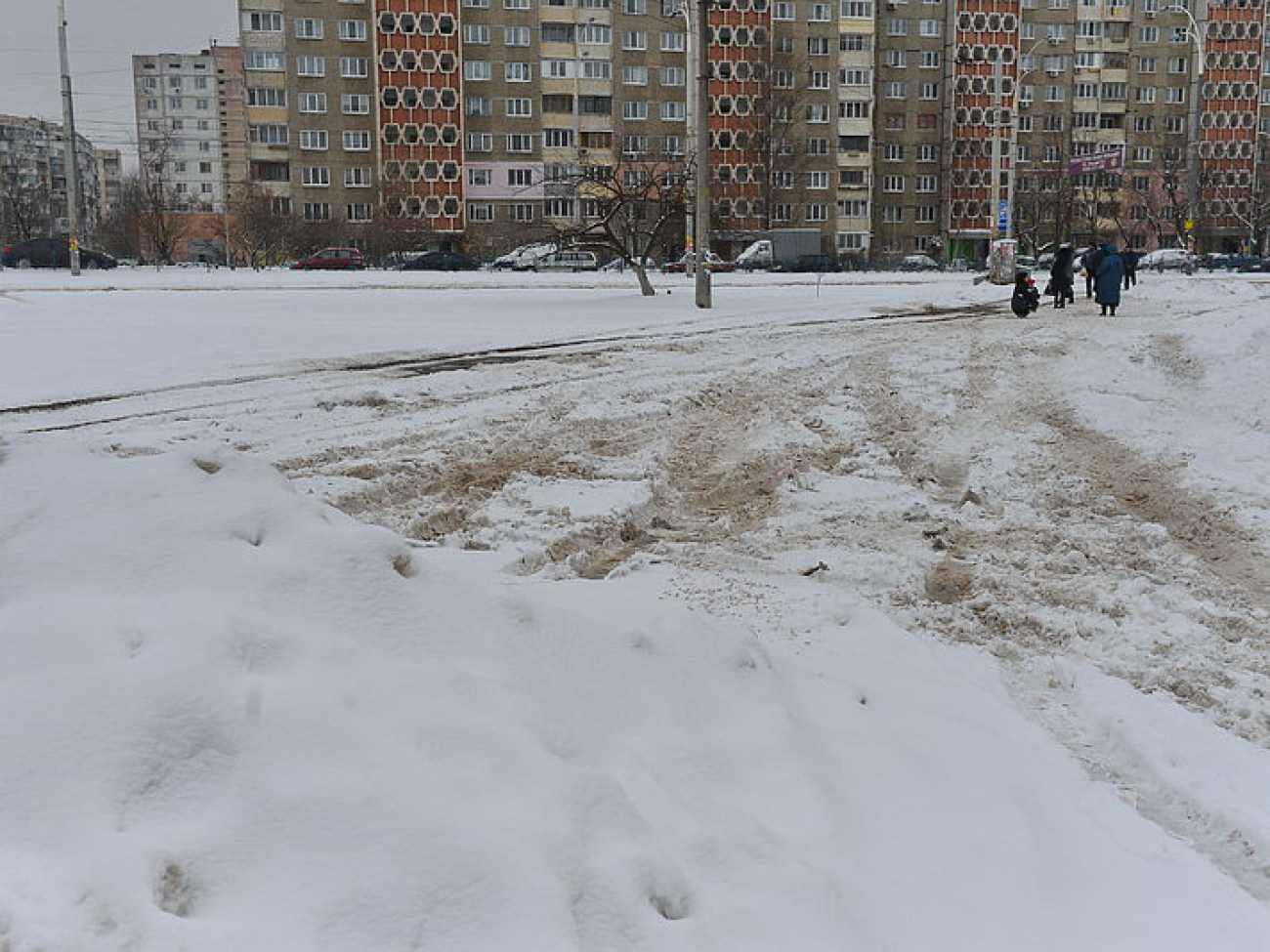 Снег в Киеве убирают дворники с лопатами и водители со щетками, техники почти не видно