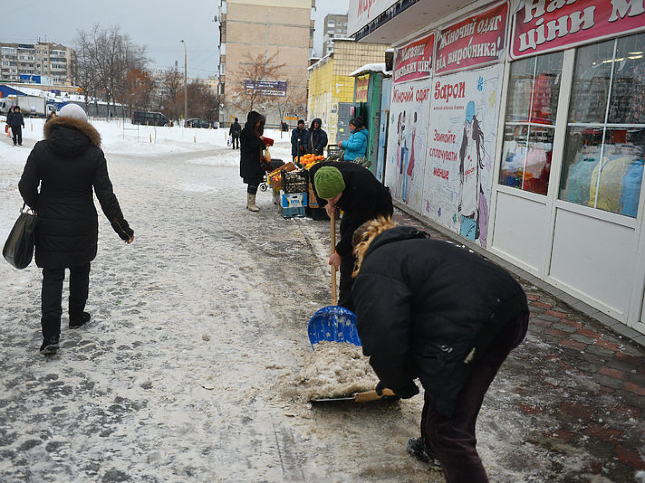 Снег в Киеве убирают дворники с лопатами и водители со щетками, техники почти не видно