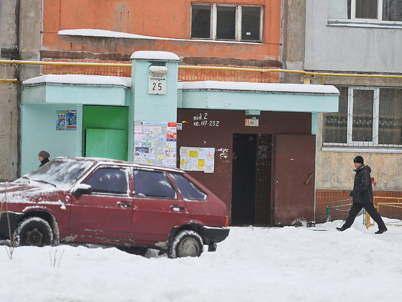 Снег в Киеве убирают дворники с лопатами и водители со щетками, техники почти не видно