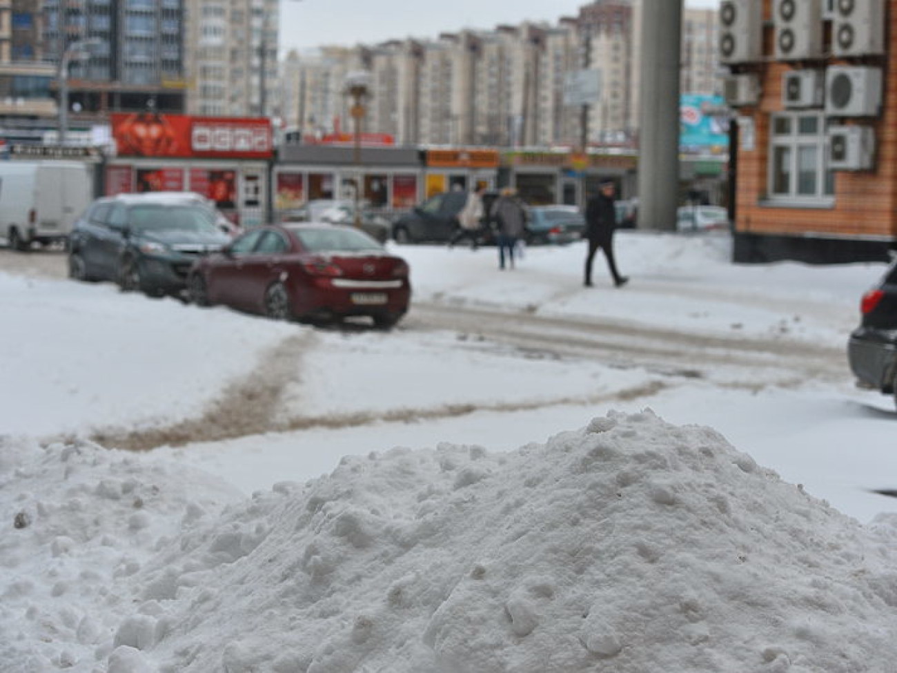 Снег в Киеве убирают дворники с лопатами и водители со щетками, техники почти не видно