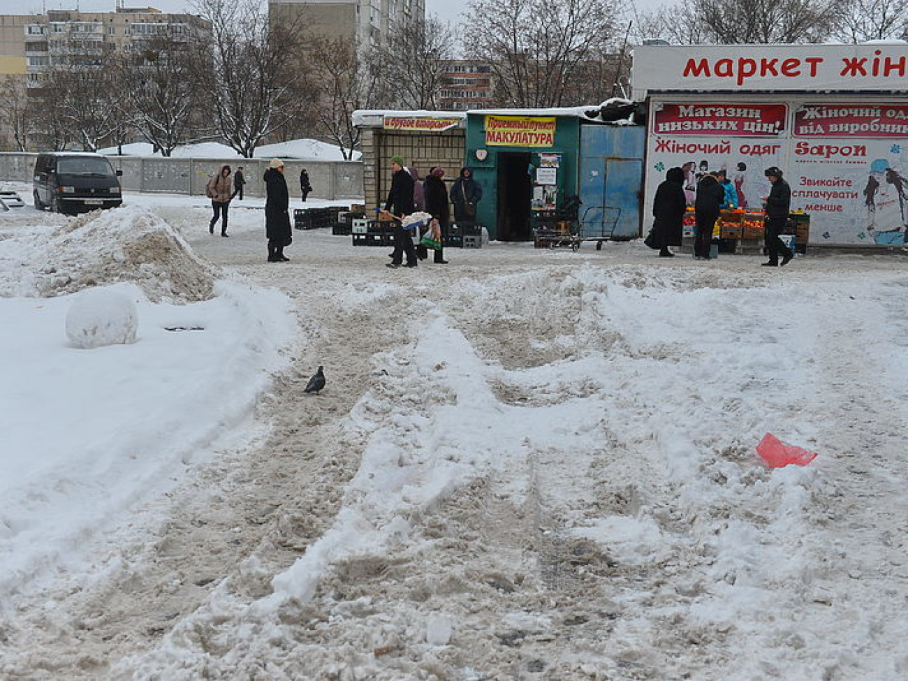 Снег в Киеве убирают дворники с лопатами и водители со щетками, техники почти не видно