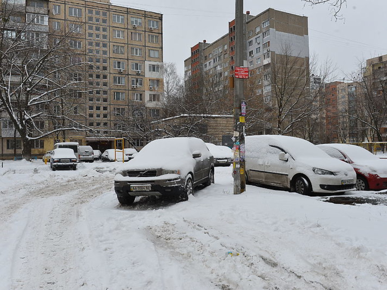 Снег в Киеве убирают дворники с лопатами и водители со щетками, техники почти не видно