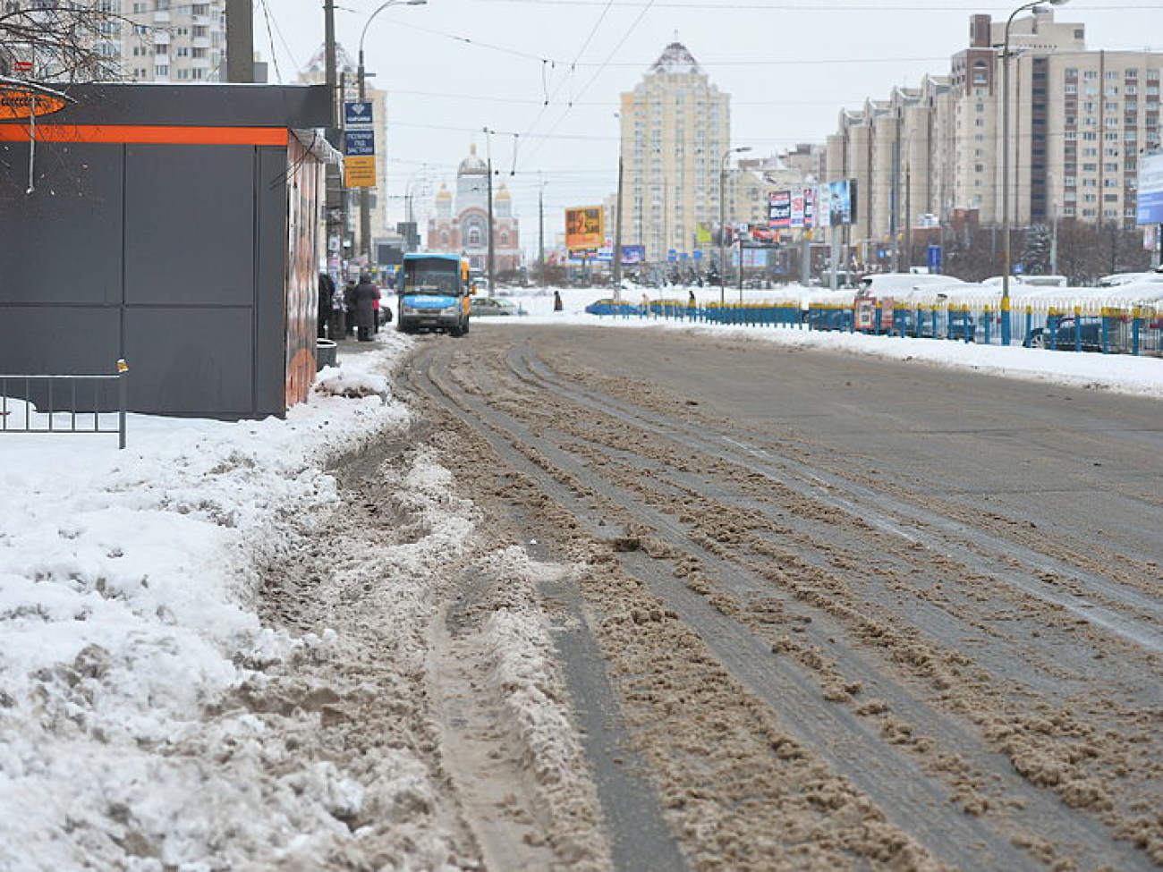 Снег в Киеве убирают дворники с лопатами и водители со щетками, техники почти не видно