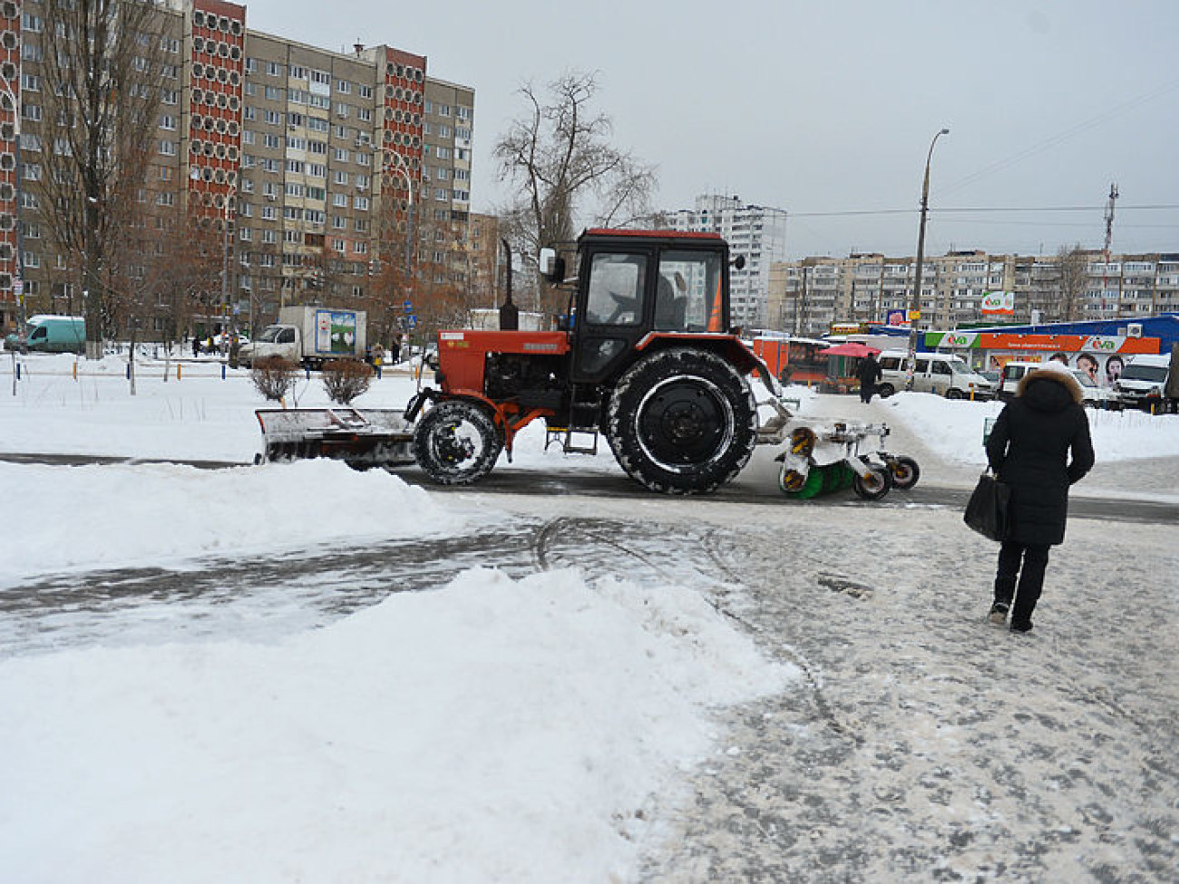 Снег в Киеве убирают дворники с лопатами и водители со щетками, техники почти не видно