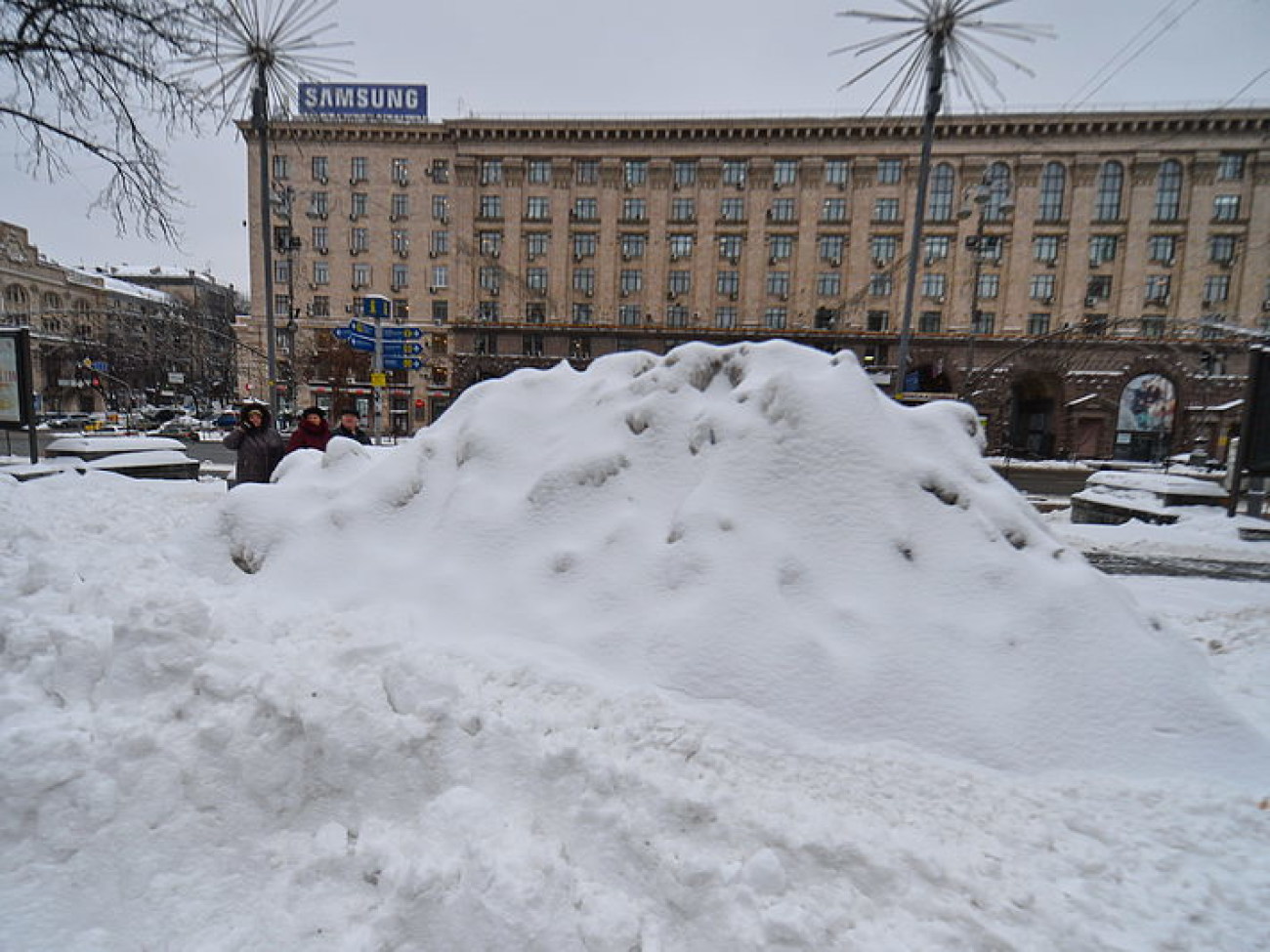 Снег в Киеве убирают дворники с лопатами и водители со щетками, техники почти не видно