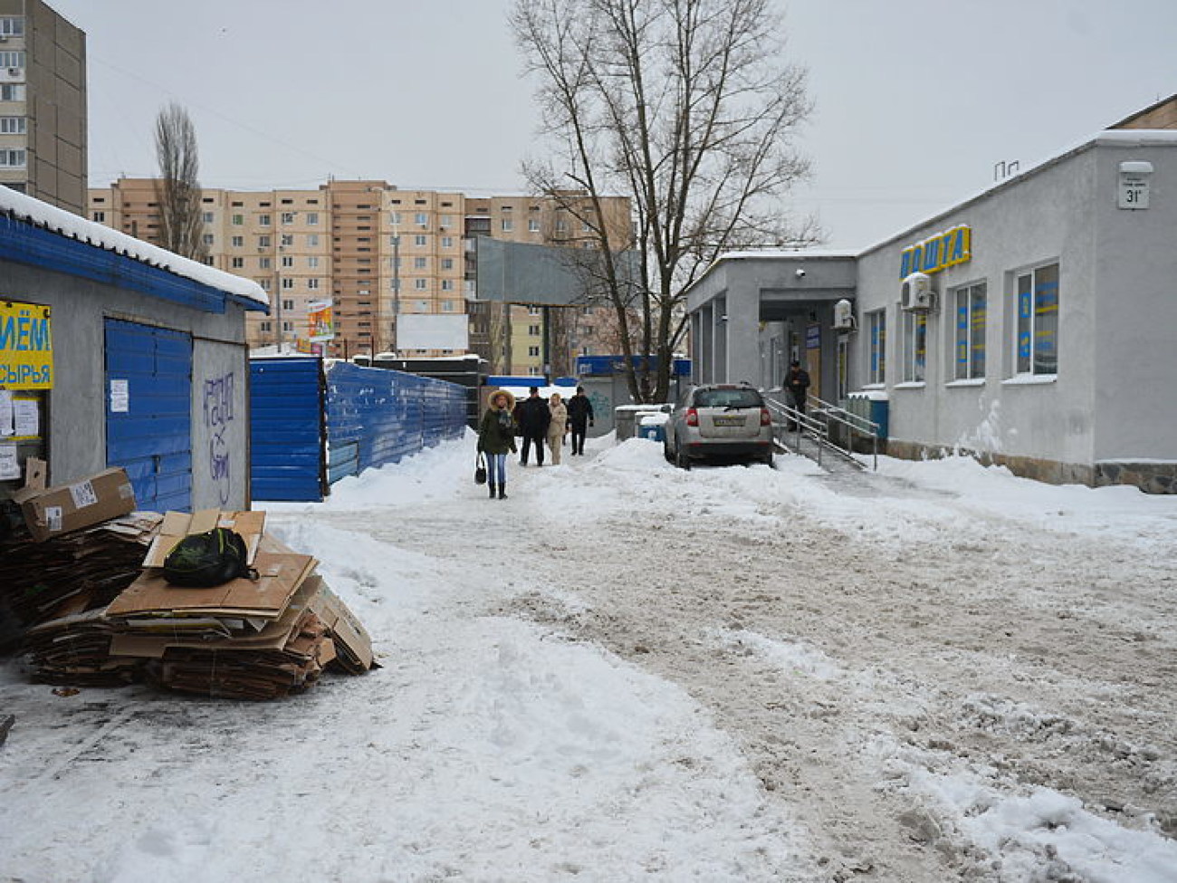 Снег в Киеве убирают дворники с лопатами и водители со щетками, техники почти не видно