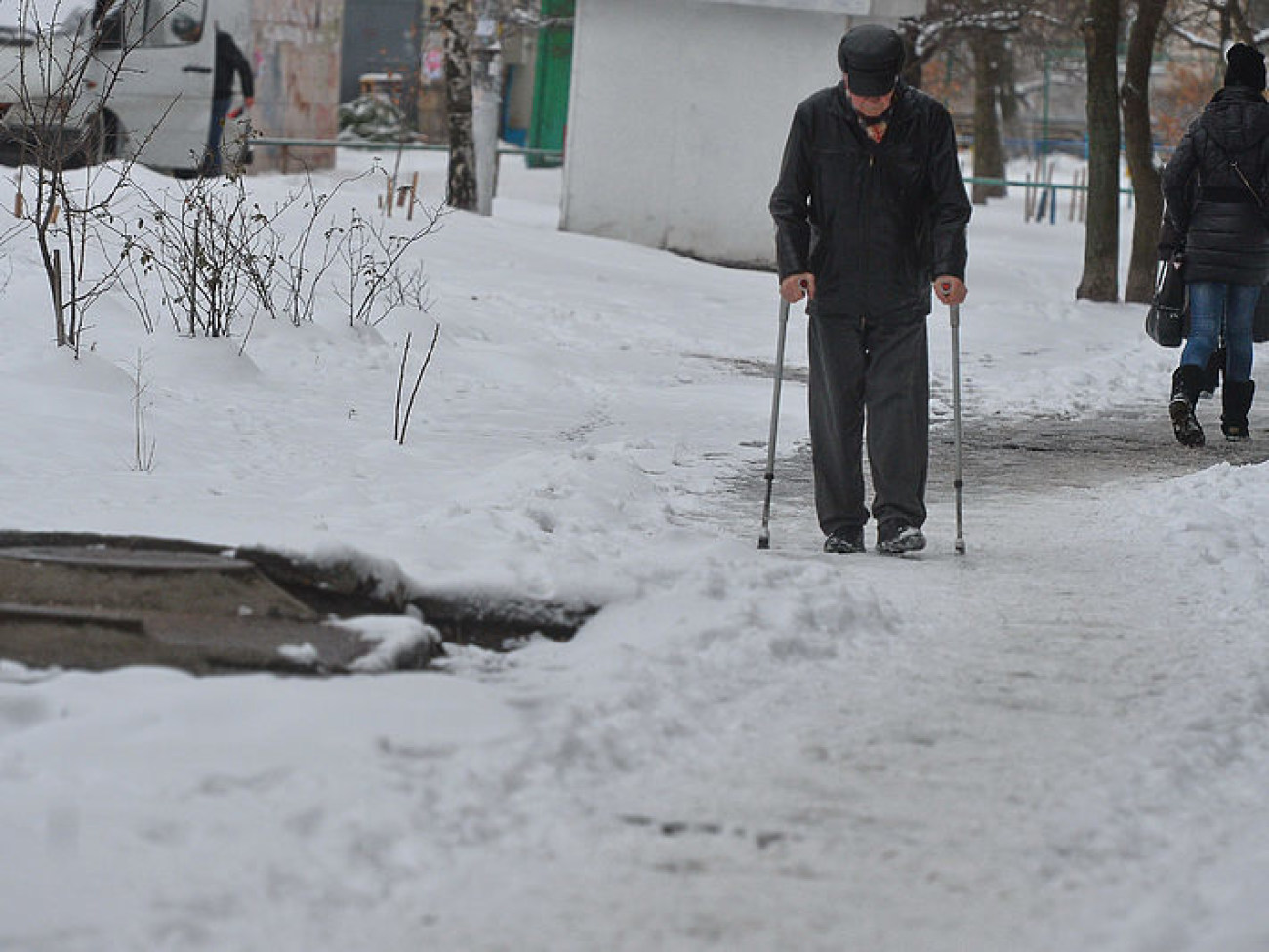 Снег в Киеве убирают дворники с лопатами и водители со щетками, техники почти не видно