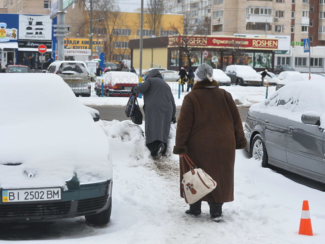 Снег в Киеве убирают дворники с лопатами и водители со щетками, техники почти не видно