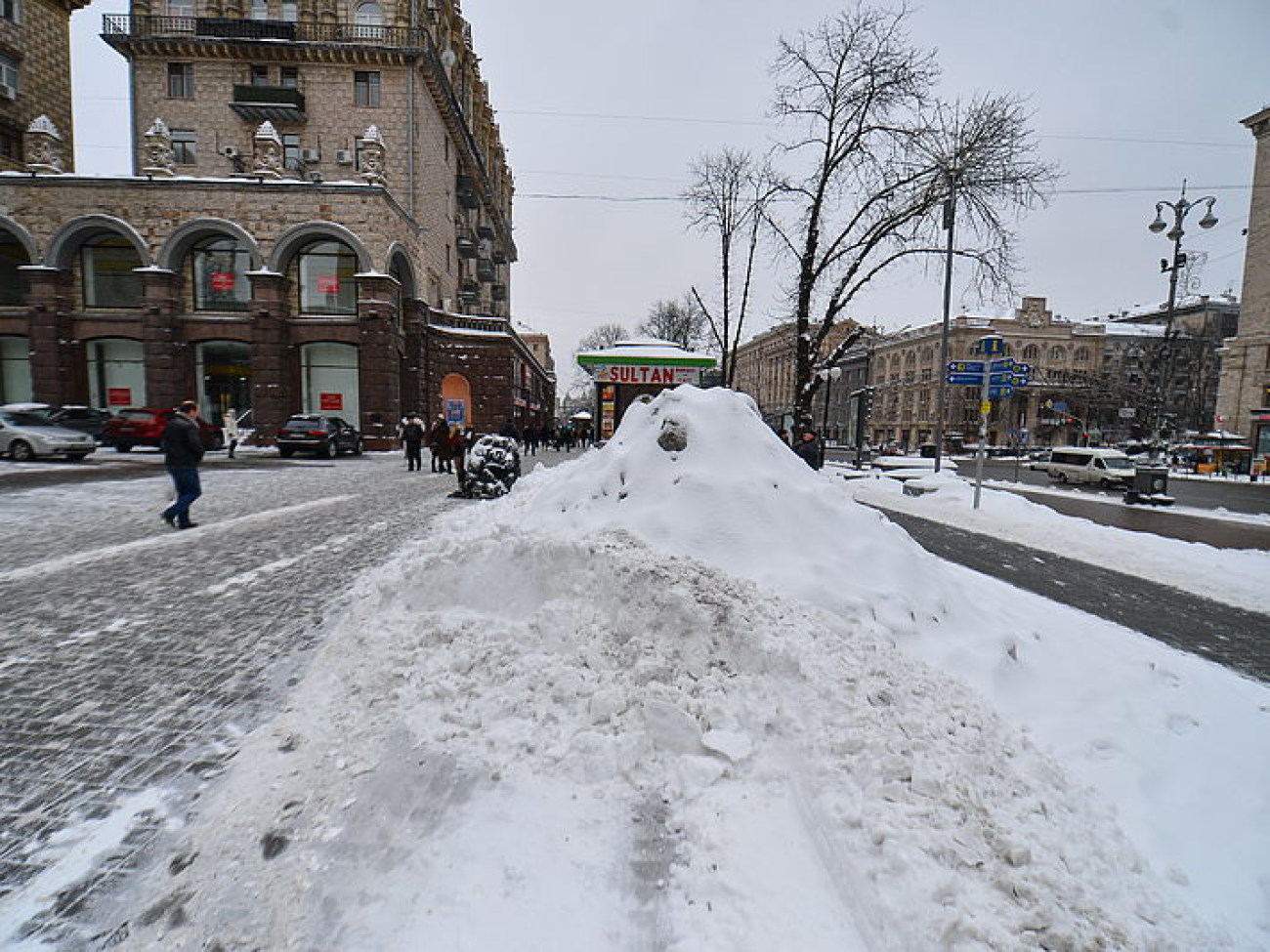 Снег в Киеве убирают дворники с лопатами и водители со щетками, техники почти не видно