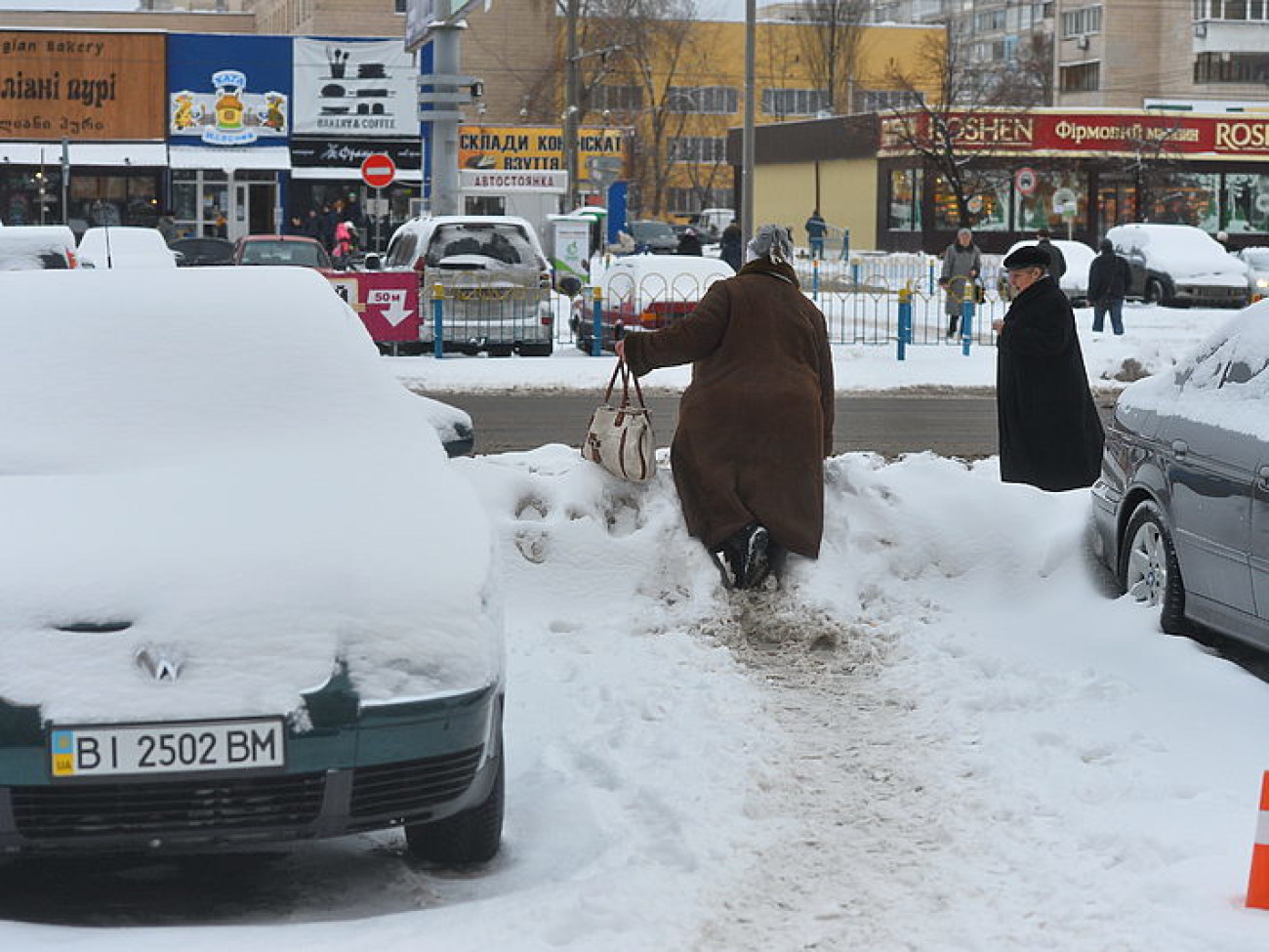 Снег в Киеве убирают дворники с лопатами и водители со щетками, техники почти не видно