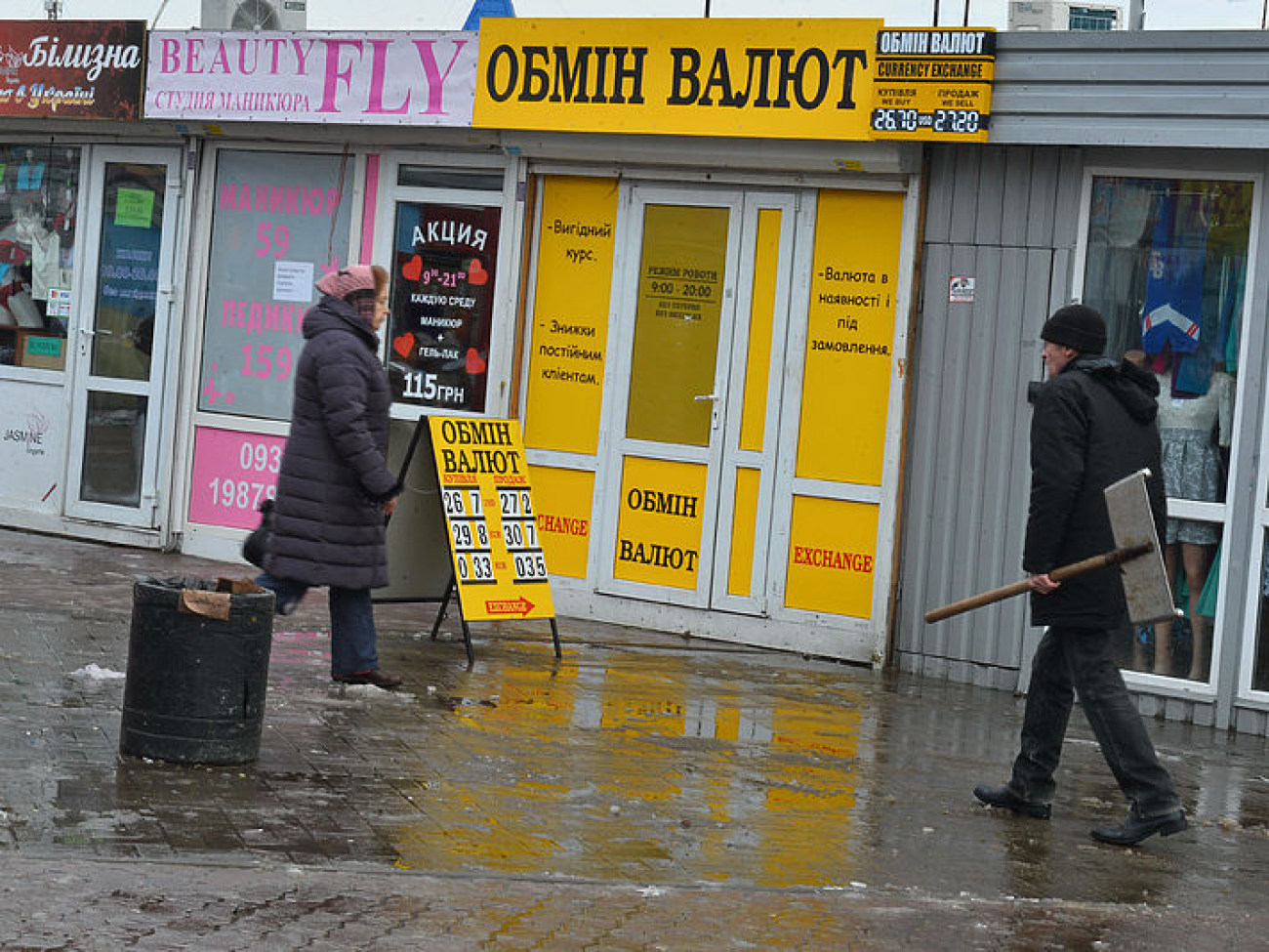 Доллар в продаже превысил 27 гривен