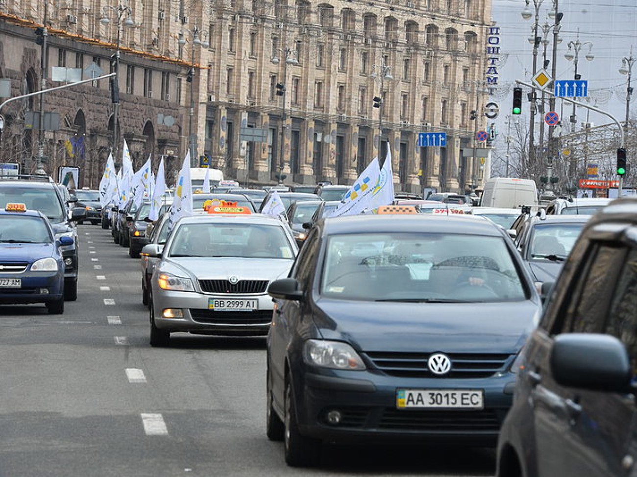 Столичные таксисты и противники новых налогов пикетироваои мэрию и жгли шины