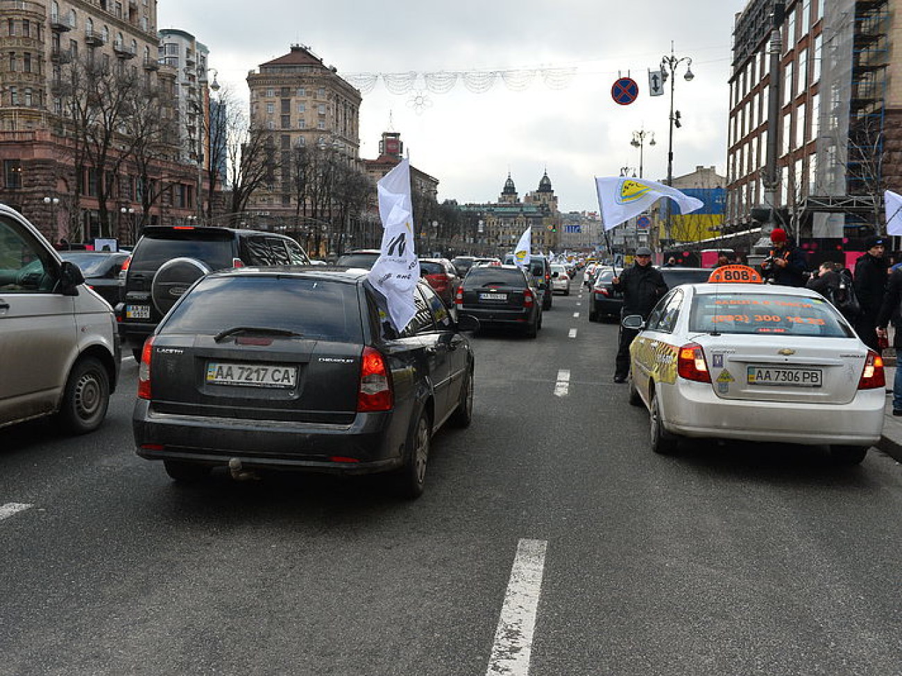 Столичные таксисты и противники новых налогов пикетироваои мэрию и жгли шины