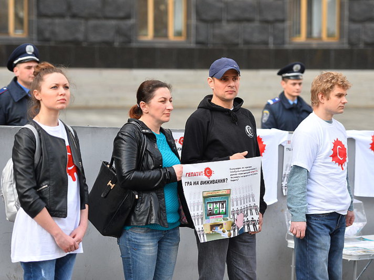 Активисты требовали у Яценюка денег для больных гепатитом С