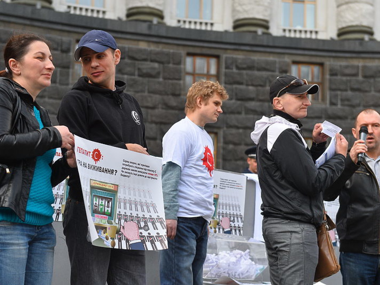Активисты требовали у Яценюка денег для больных гепатитом С