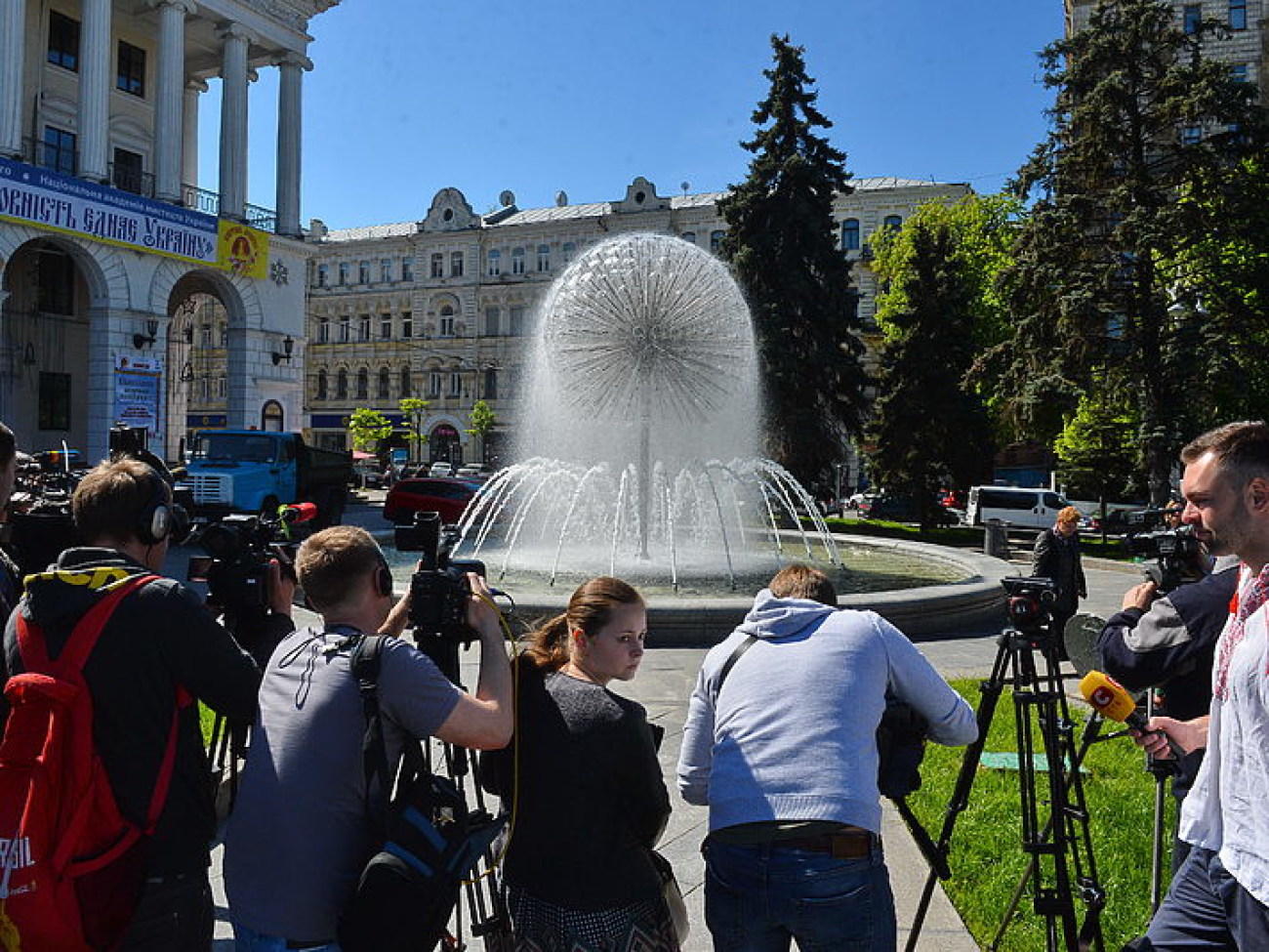 На Майдане Незалежности включили фонтаны