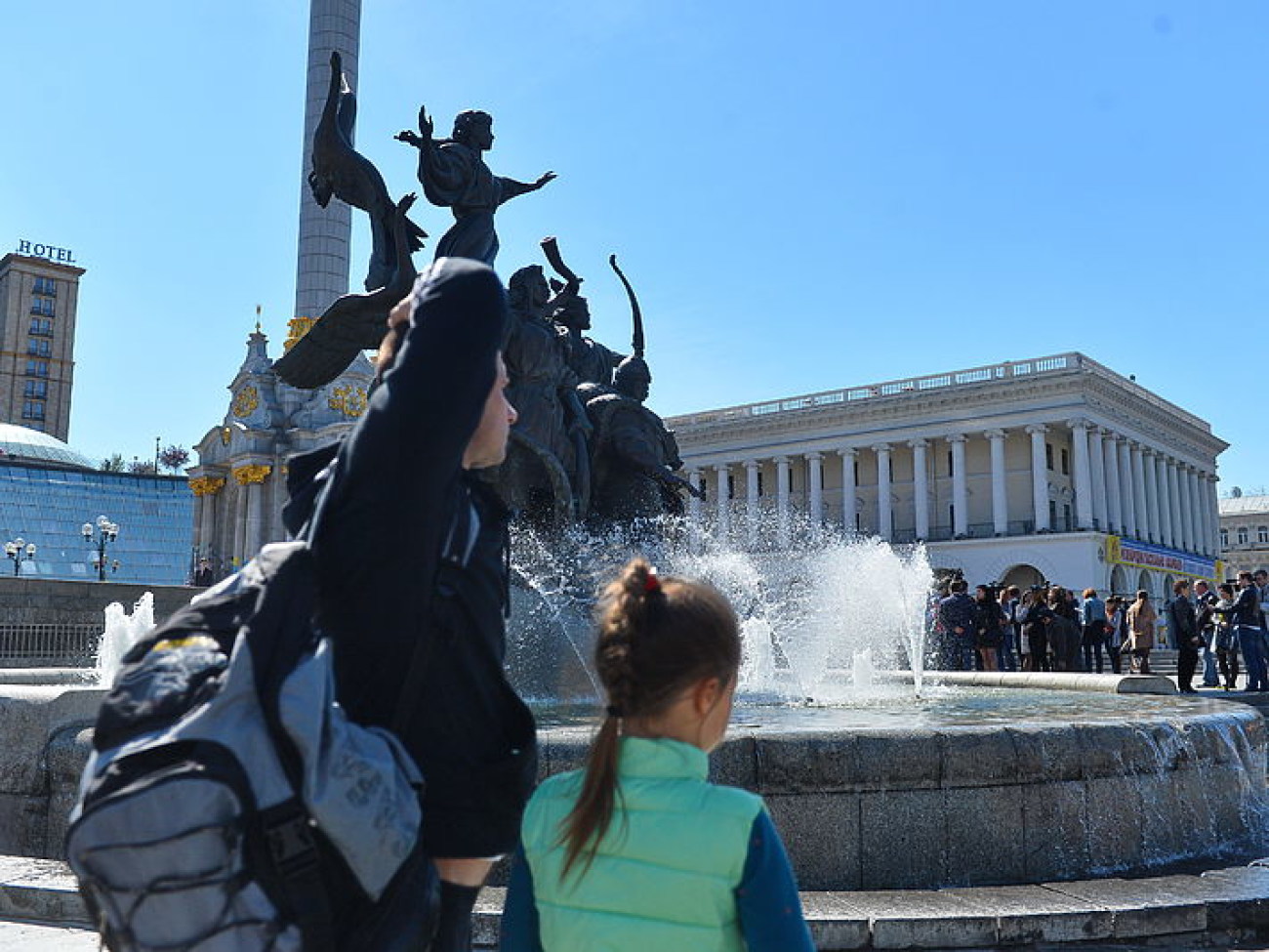 На Майдане Незалежности включили фонтаны