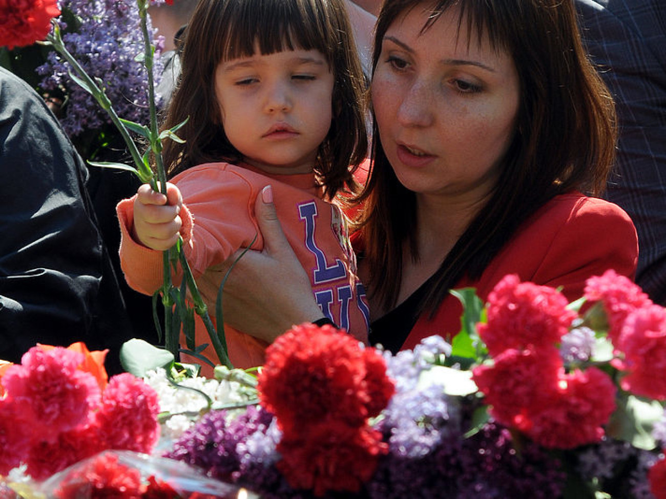 В Харькове во время возложения цветов к Мемориалу Славы произошли столкновения
