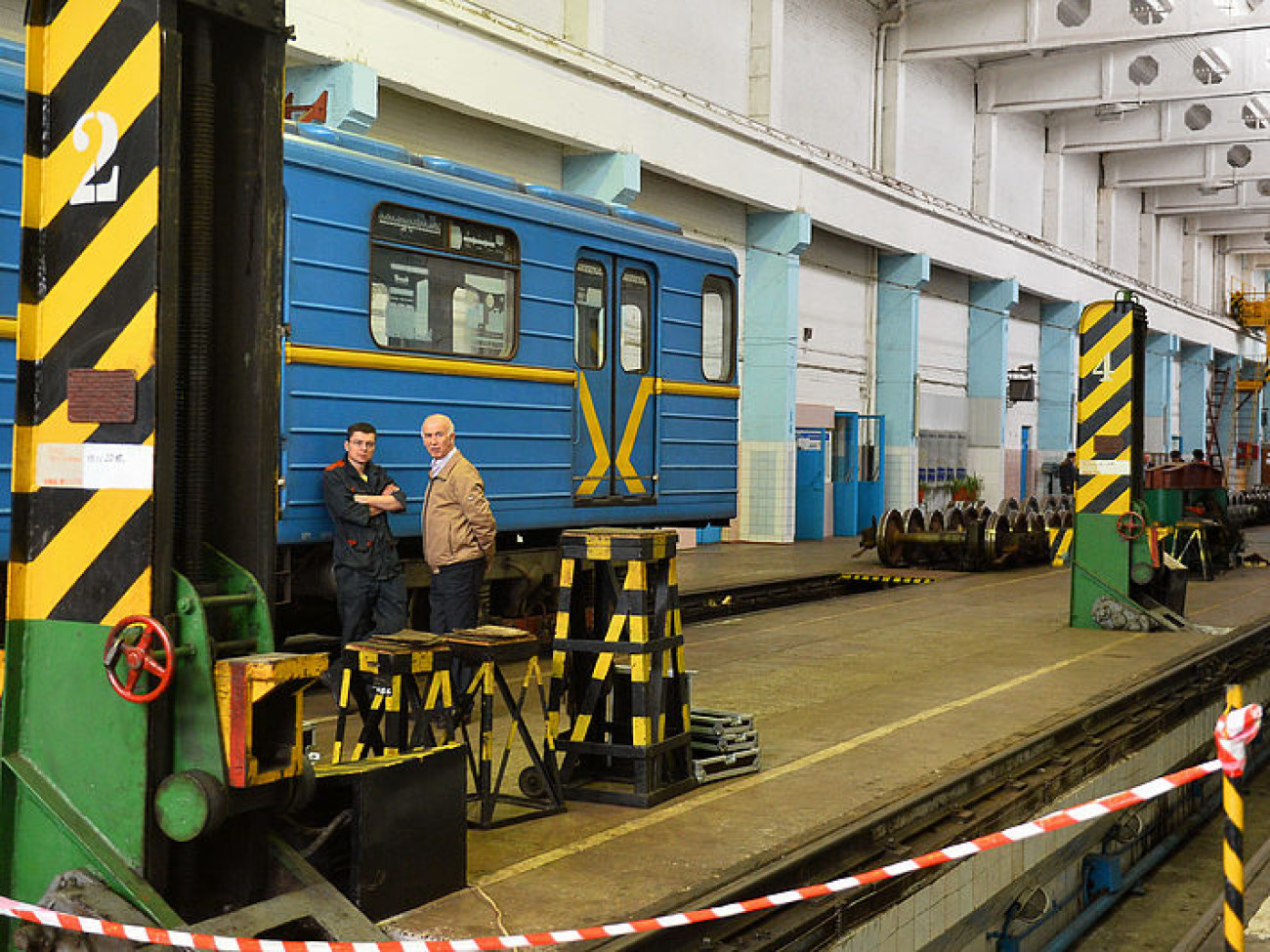 В Киеве журналистам показали поезд метро, который разрисовал испанский художник Генор Мартинес