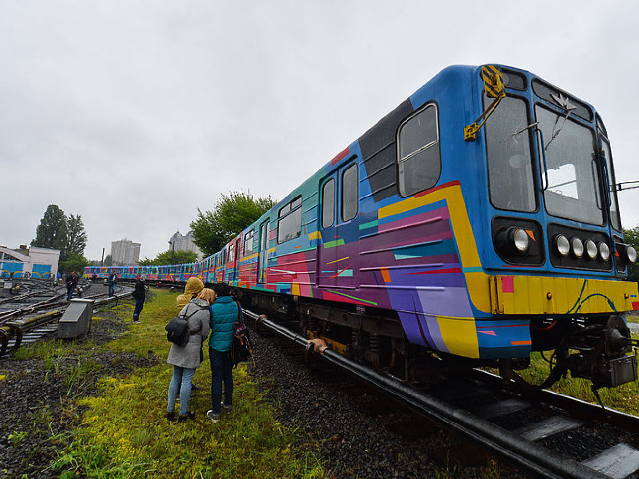 В Киеве журналистам показали поезд метро, который разрисовал испанский художник Генор Мартинес