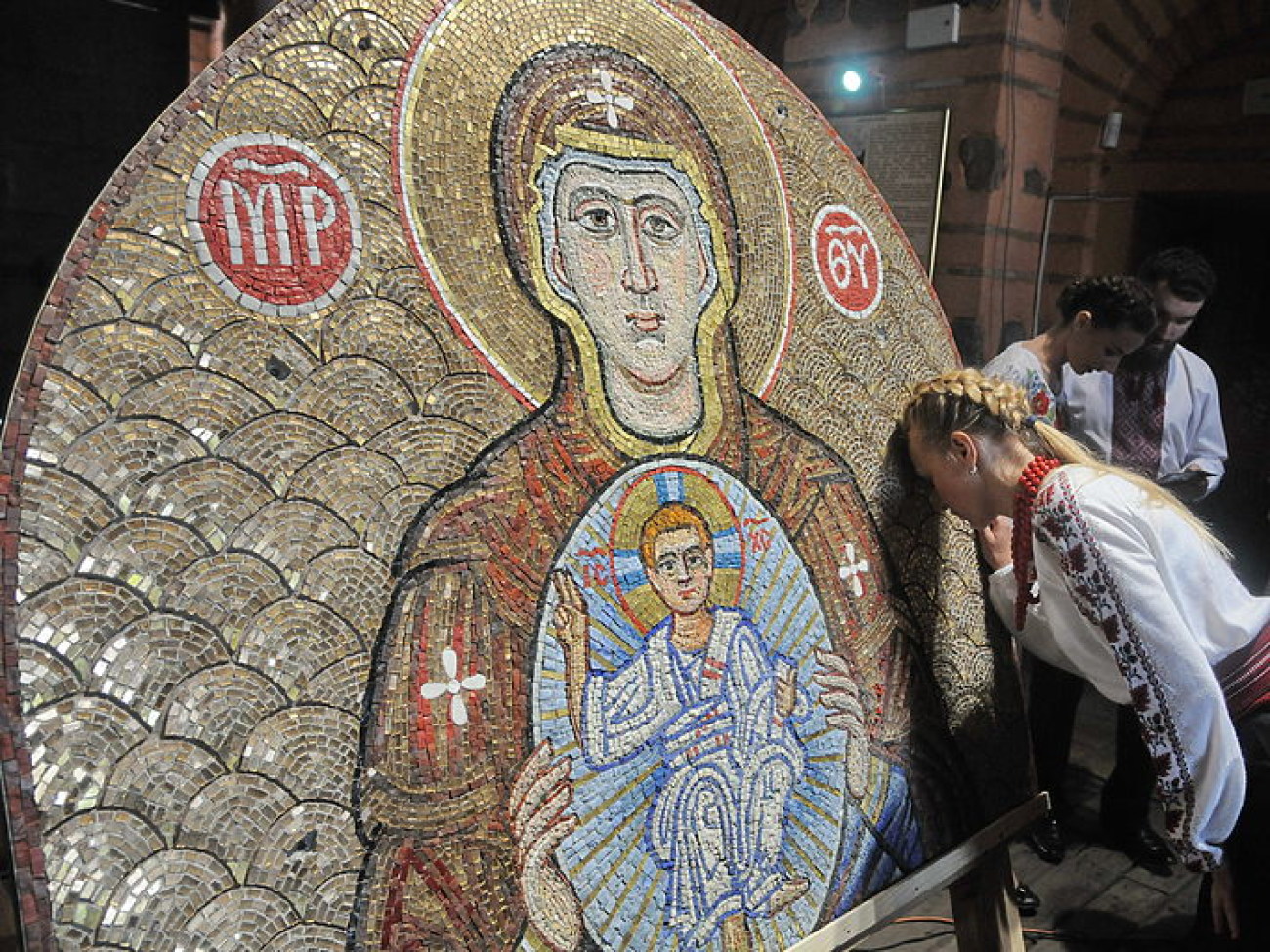 На фасаде Киевских Золотых ворот освятили восстановленное панно Богородицы Никопеи
