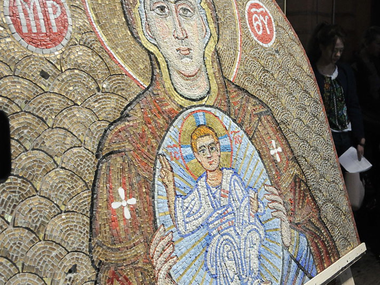 На фасаде Киевских Золотых ворот освятили восстановленное панно Богородицы Никопеи