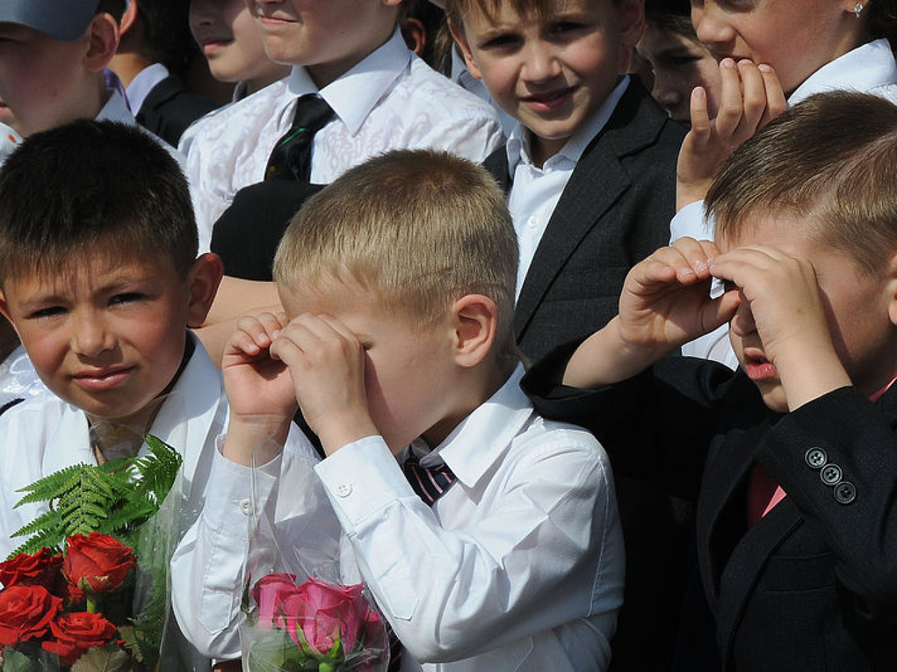 В украинских школах прозвенел последний звонок