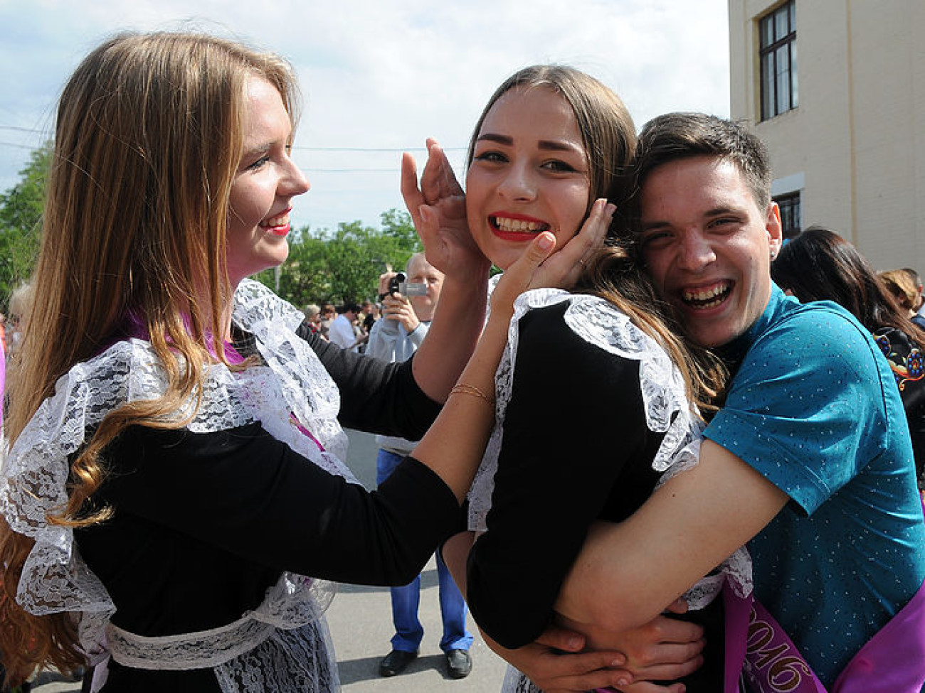 В украинских школах прозвенел последний звонок