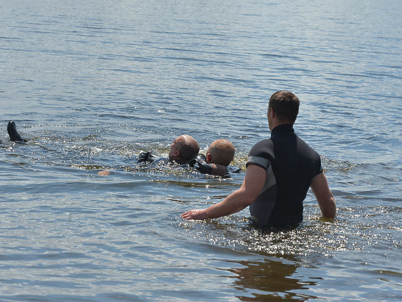 Спасатели ДСНСУ вместе с водолазами учили киевлян правильно отдыхать на воде