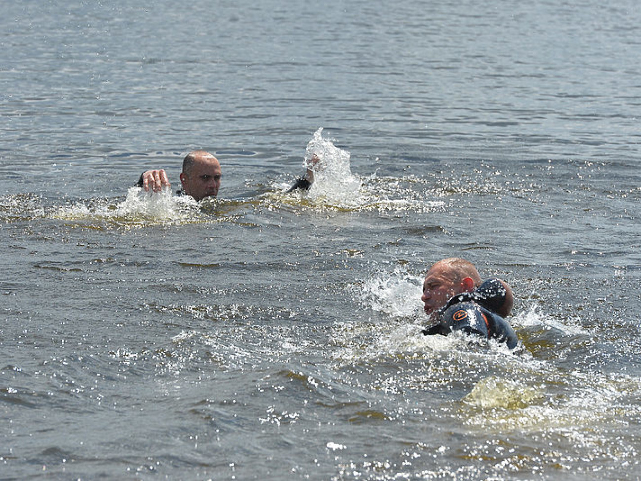 Спасатели ДСНСУ вместе с водолазами учили киевлян правильно отдыхать на воде