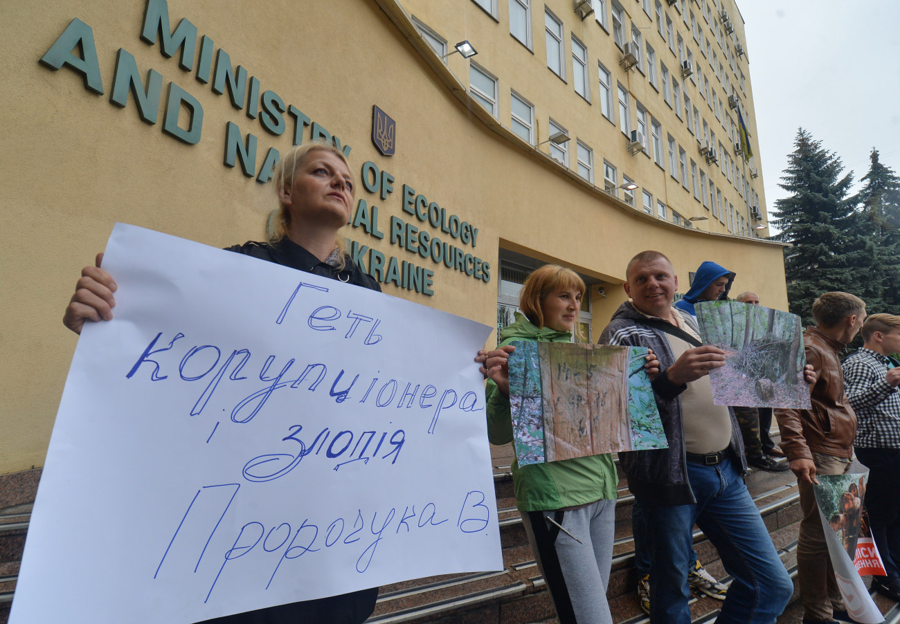 В Киеве митинговали против массовых вырубок карпатского леса