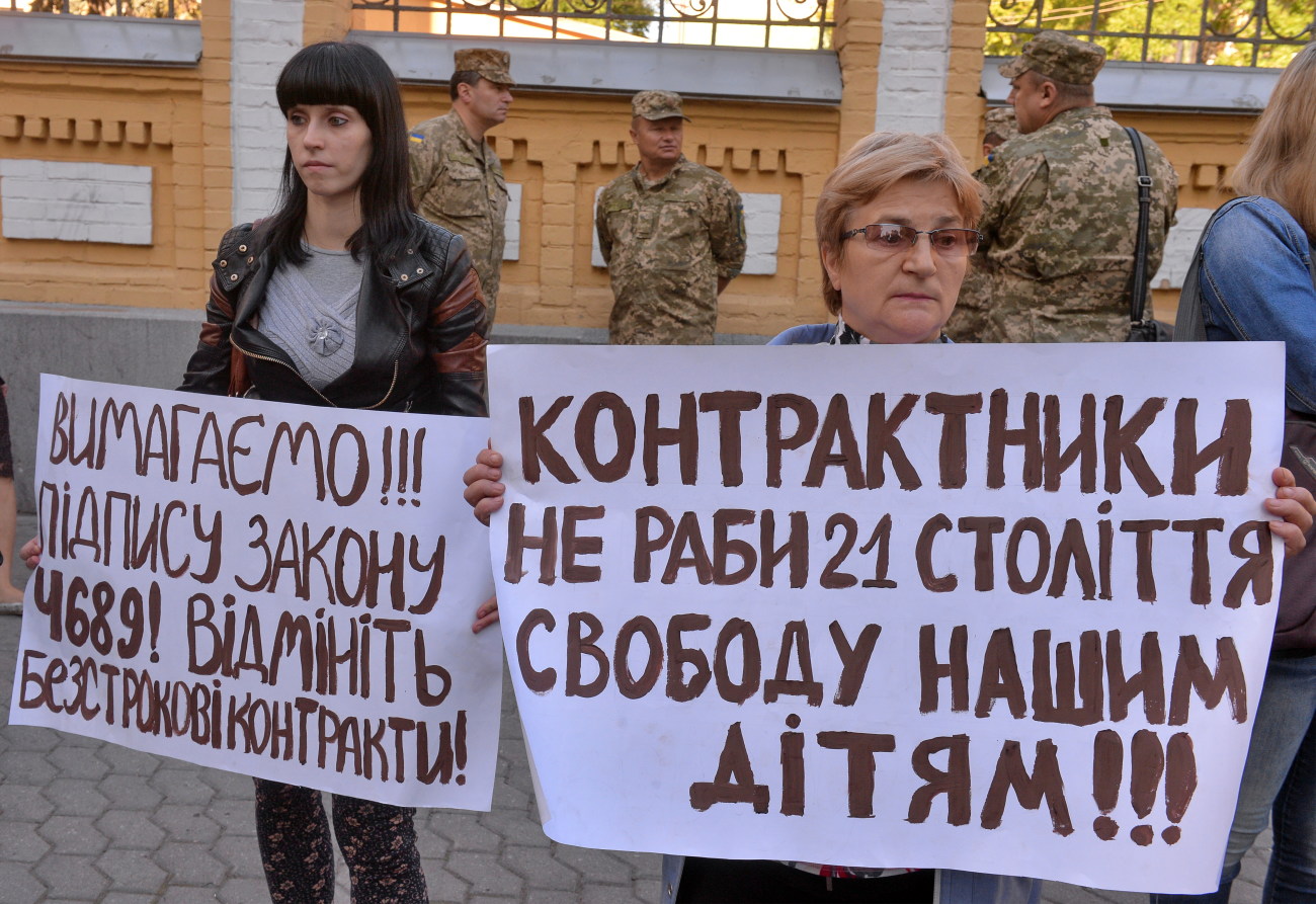 Родственники военнослужащих ВСУ требовали у Порошенко 6 волны демобилизации