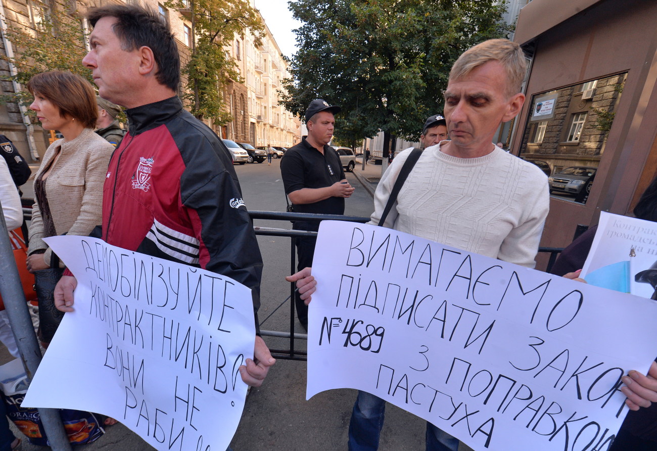 Родственники военнослужащих ВСУ требовали у Порошенко 6 волны демобилизации