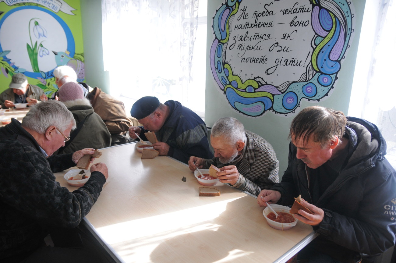 В Киеве волонтеры расписали столовую для малоимущих, пенсионеров и бездомных