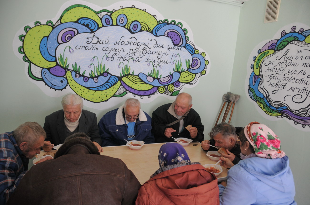 В Киеве волонтеры расписали столовую для малоимущих, пенсионеров и бездомных