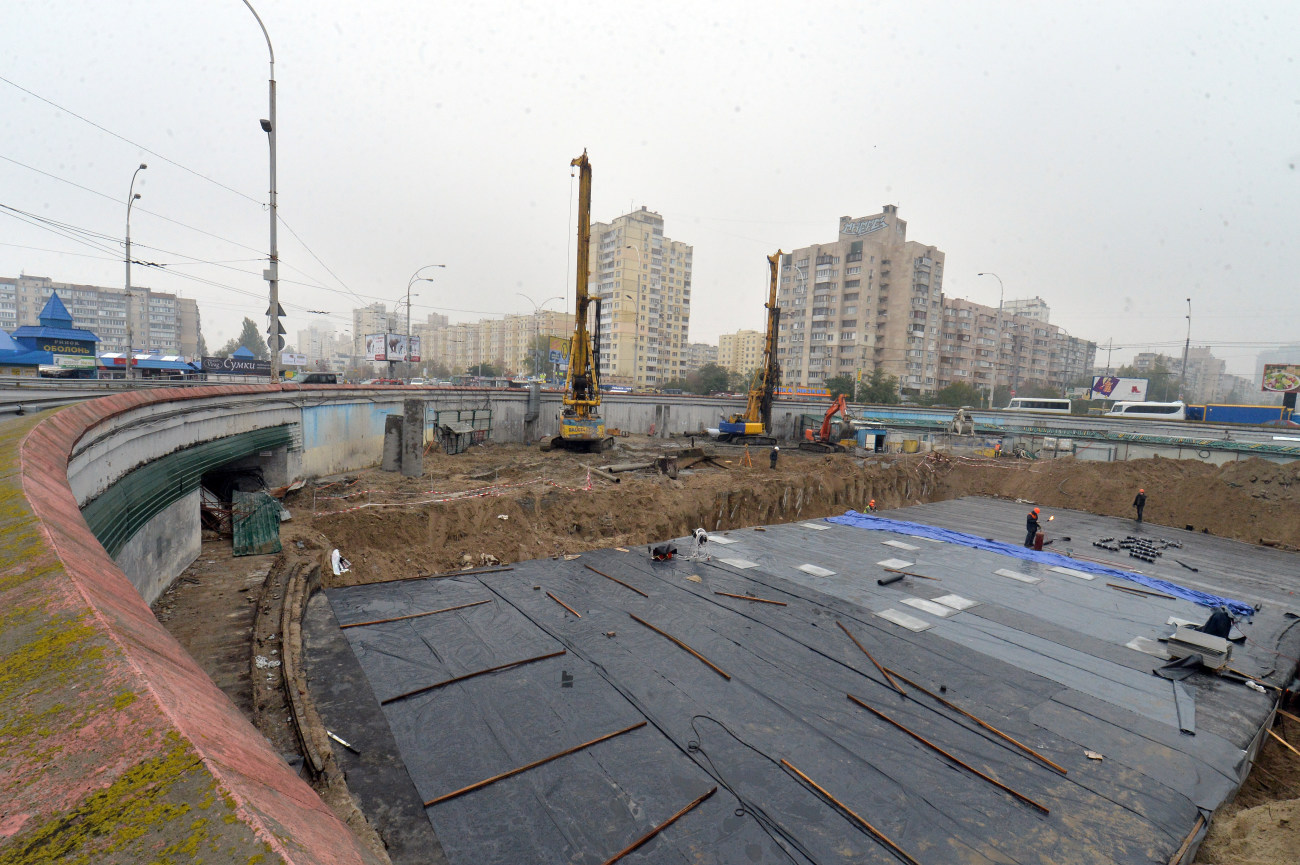 Вход на станцию метро &#171;Героев Днепра&#187; закрыт, строительство торгового центра продолжается