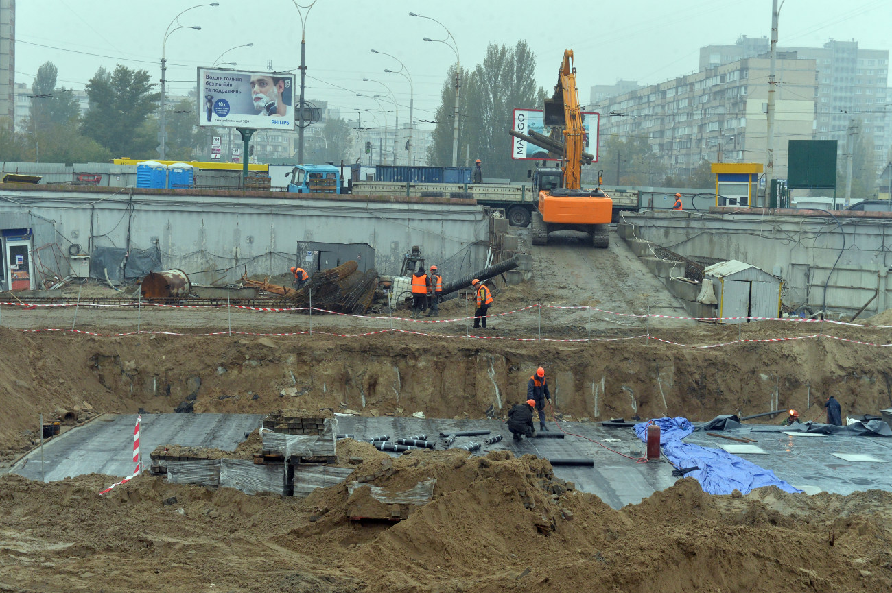 Вход на станцию метро &#171;Героев Днепра&#187; закрыт, строительство торгового центра продолжается