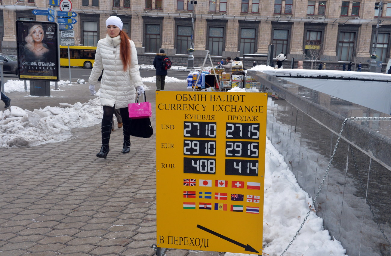 В украинских обменниках доллар в продаже подешевел