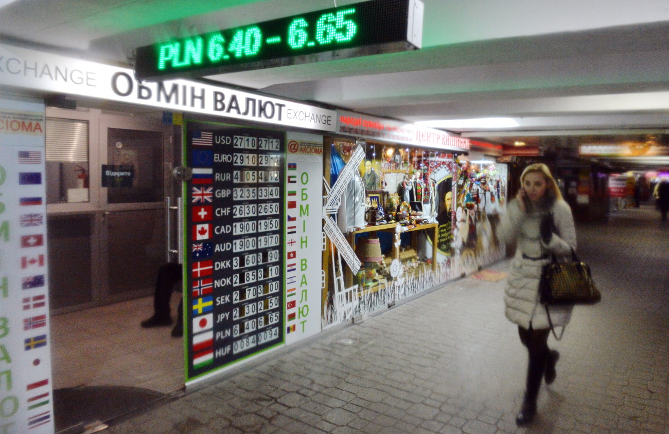 В украинских обменниках доллар в продаже подешевел