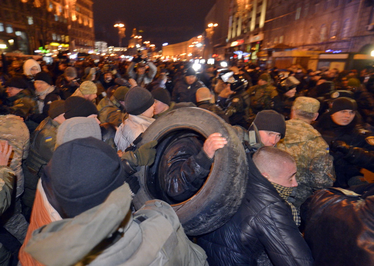 Годовщина Майдана: вече, горящие шины и погромы