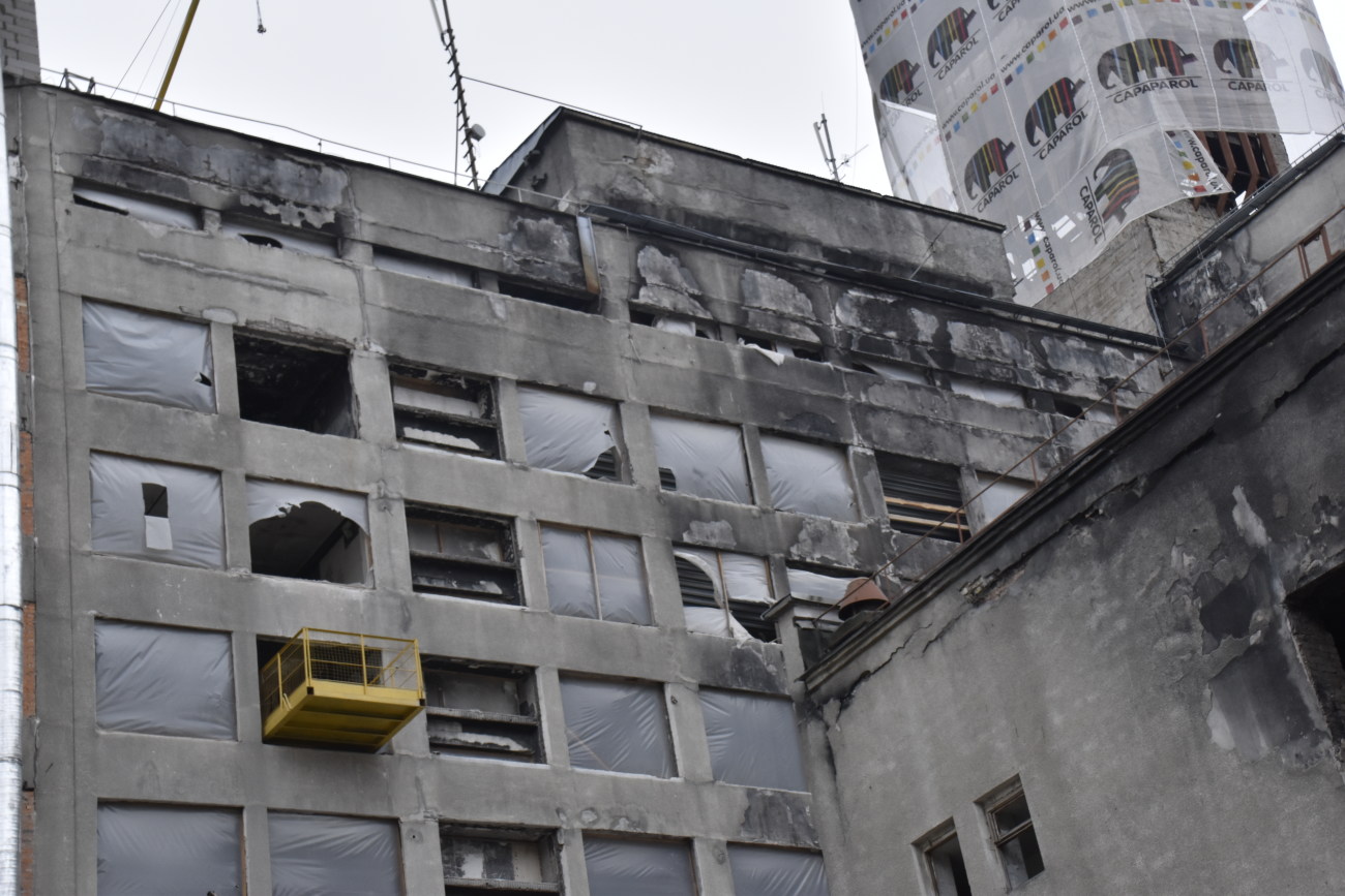 В Киеве начали сносить скандальную надстройку на Доме профсоюзов
