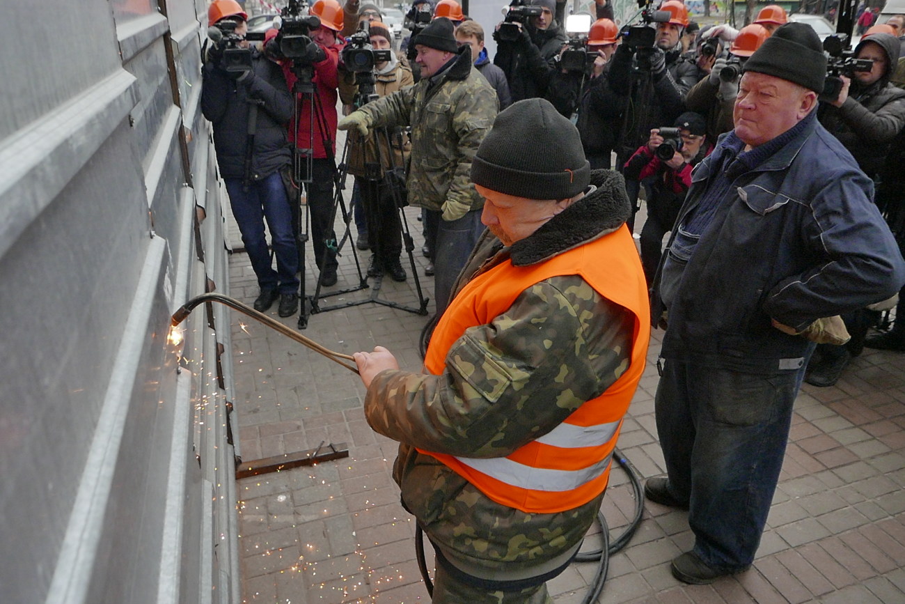 В Киеве начали сносить скандальную надстройку на Доме профсоюзов