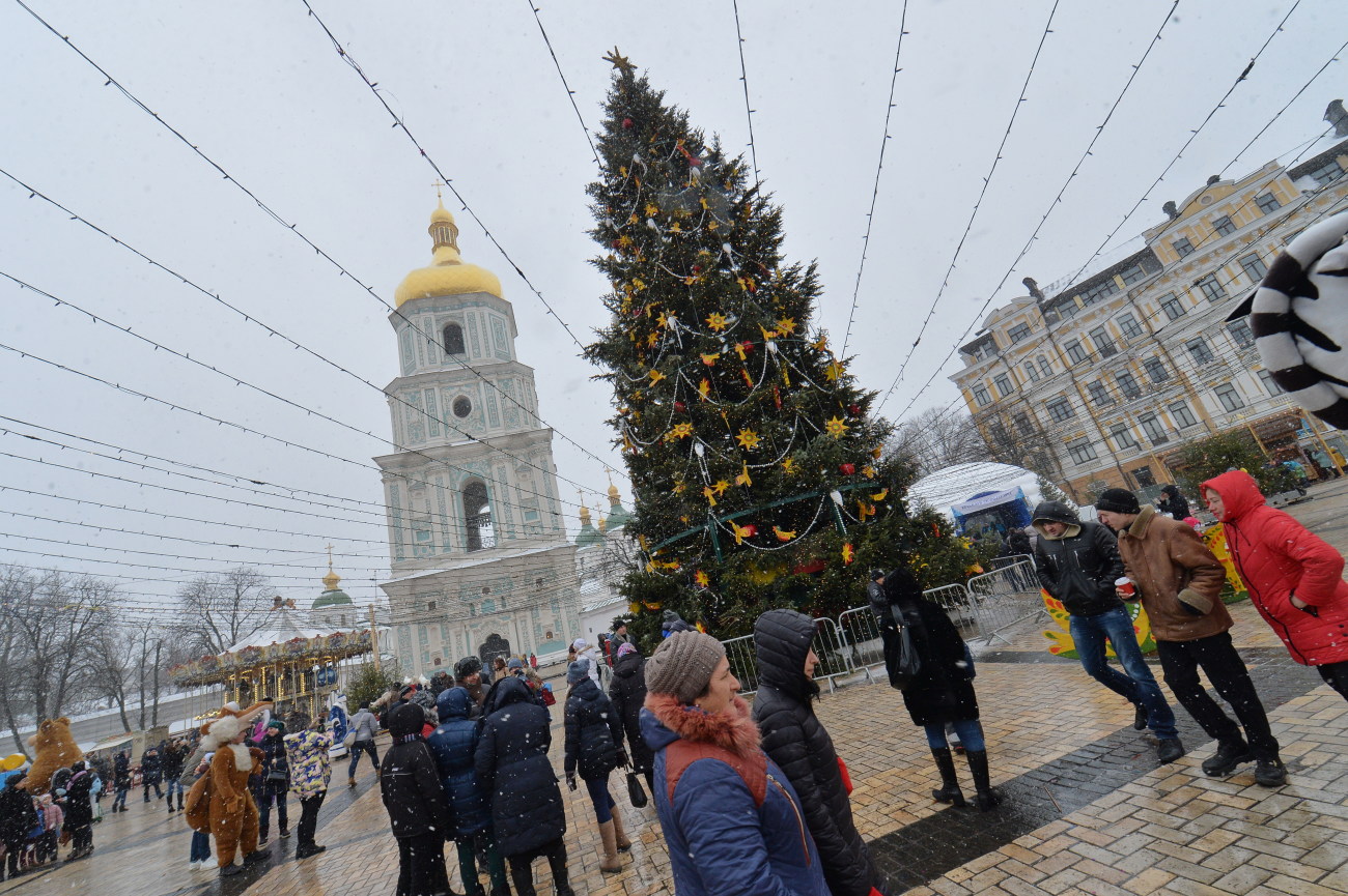 На Софийской площади продолжаются новогодние гуляния