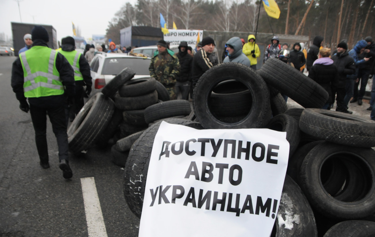 Автомобилисты жгли шины на въездах в Киев