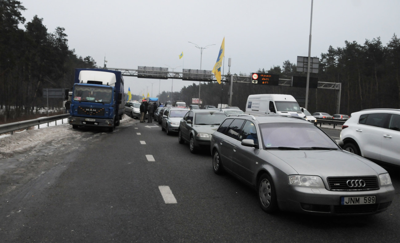 Автомобилисты жгли шины на въездах в Киев