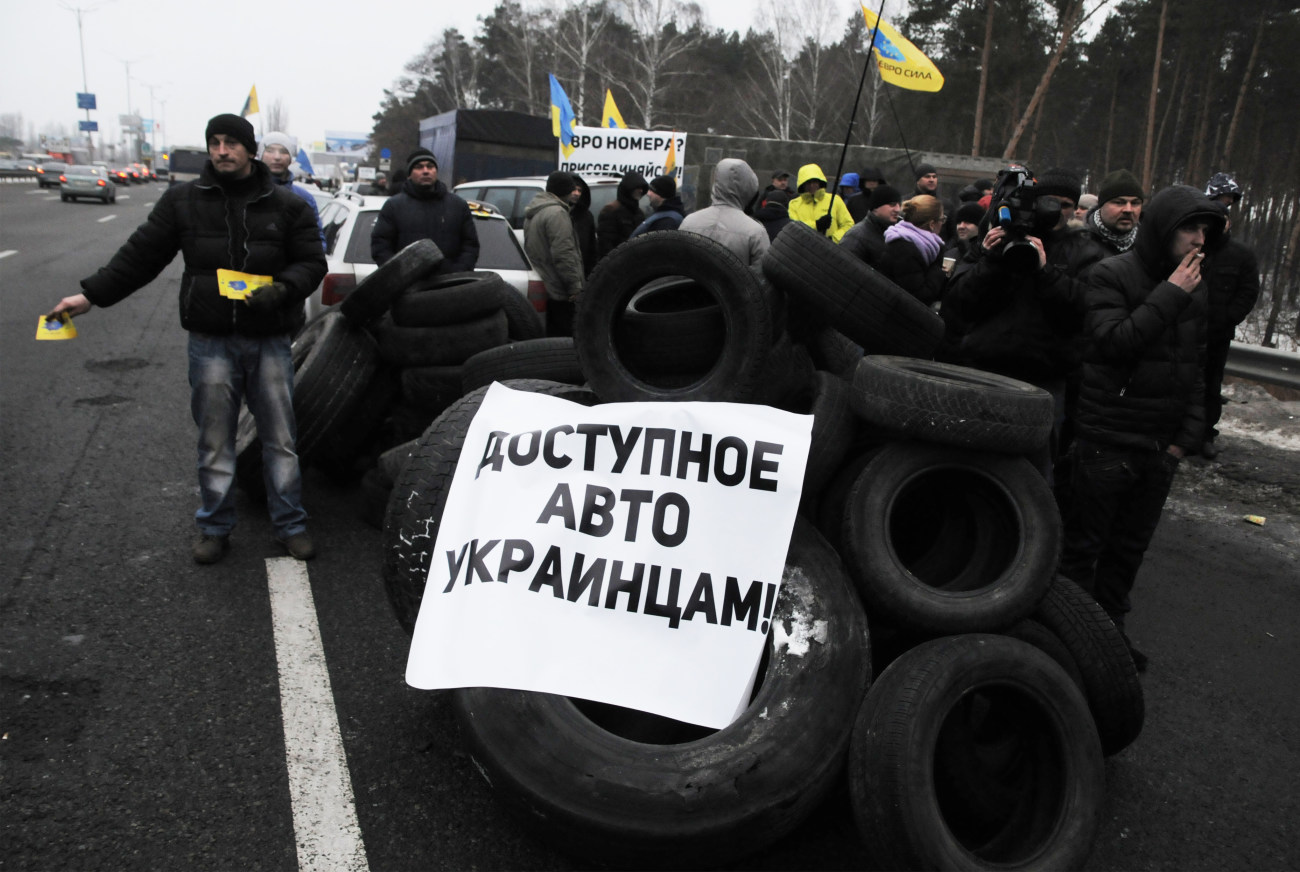 Автомобилисты жгли шины на въездах в Киев