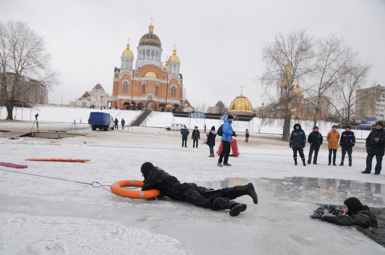 Спасатели напомнили киевлянам об опасности пребывания на льду