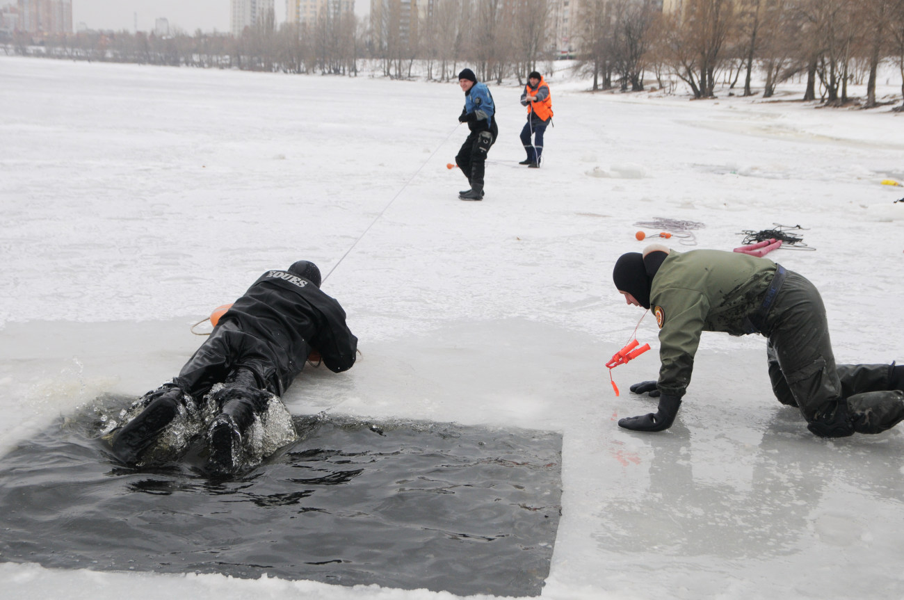 Спасатели напомнили киевлянам об опасности пребывания на льду