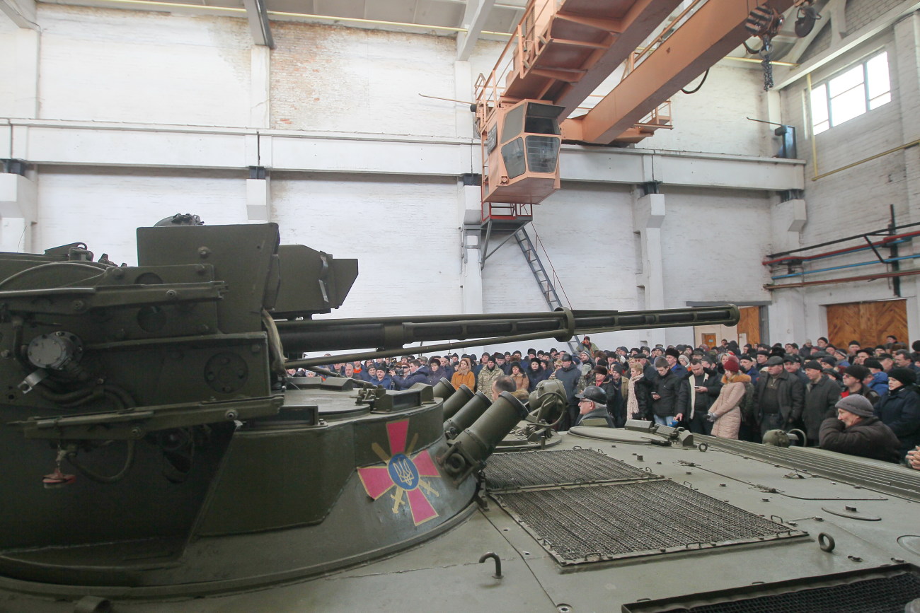 Журналистам показали как делают танки