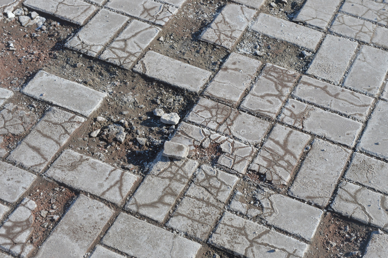 На Оболонской набережной в Киеве рассыпалась плитка
